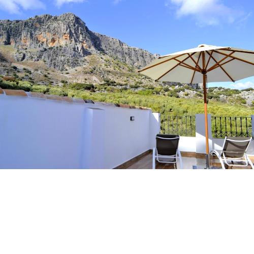 Stylish home kingsized bed & Pool deck sofabed