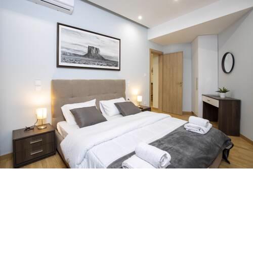 Stylish & Luxurious Renovated Apartment