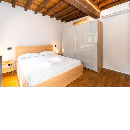 Stylish Quardilatero Romano Central Flat