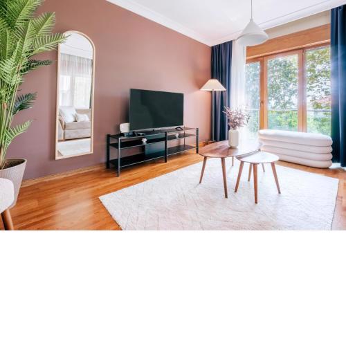Stylish Retreat w Balcony 2 min to Bagdat Ave