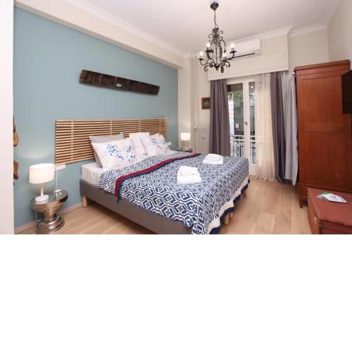 Stylish studio below the Acropolis