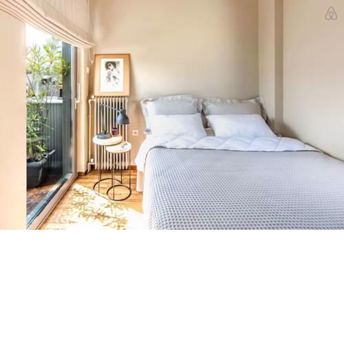 Stylish sunny apt 1 stop from city center