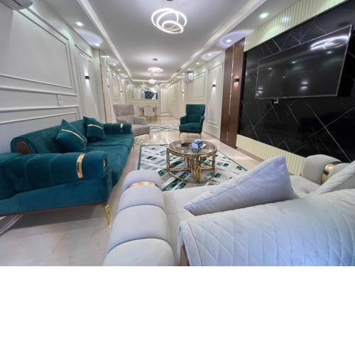 Stylish Super Deluxe 4BR apartment, 10 min to pyramids