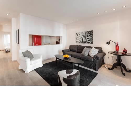 Stylish white 4 ppl apartment in City center
