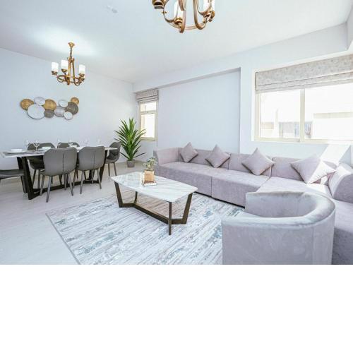 Stylishly Decorated Spacious 3 Bed next to Metro