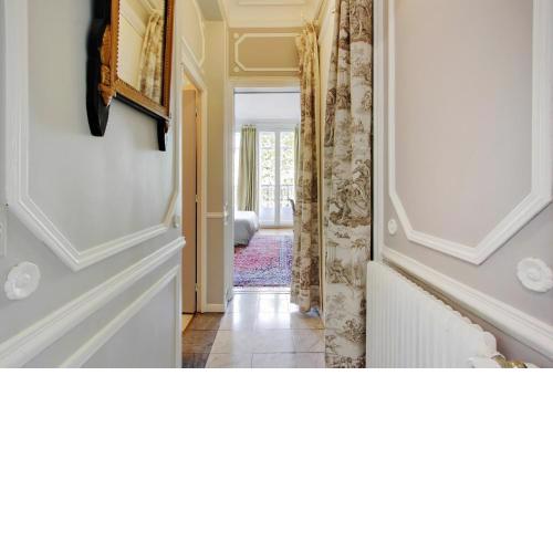 Suite junior avec balcon et vue sur Arc de Triomphe