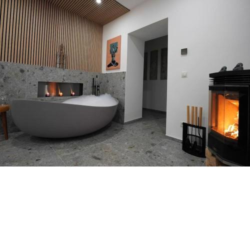 Suite mit Badewanne, Kamin und Parkplatz