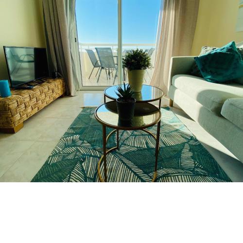 Sunny 2-BR Apartment in Mackenzie