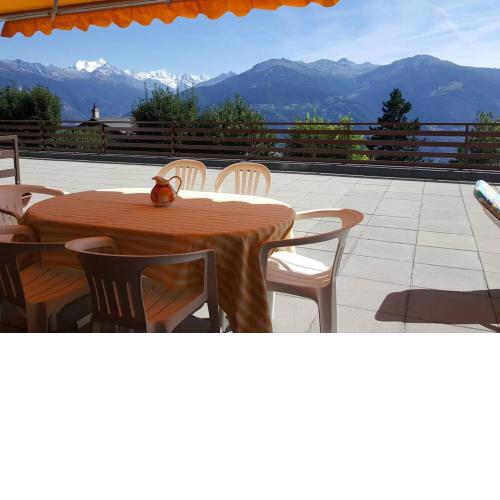 Sunny 2 BR w large terrace, stunning views & pool