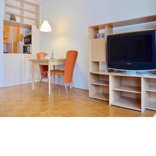 Sunny and Lively apartment in city, Free Parking
