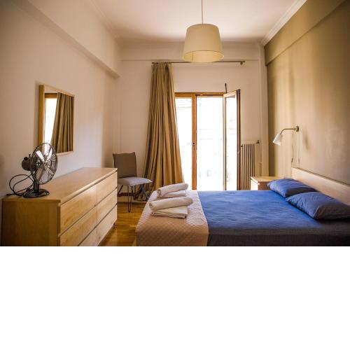Sunny Apartment (90m2) in Athens center