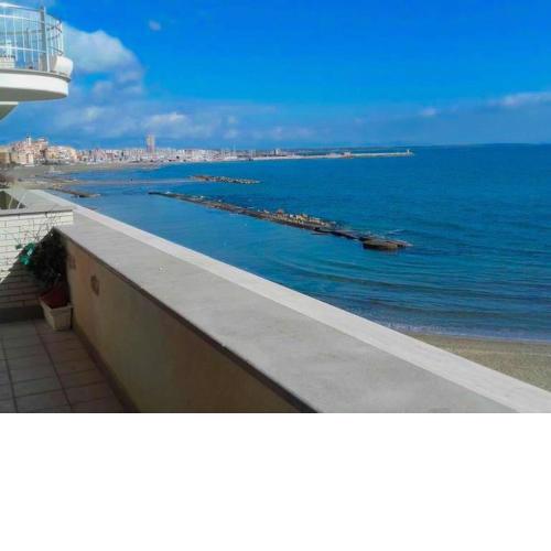Sunny apartment in Nettuno on the beach