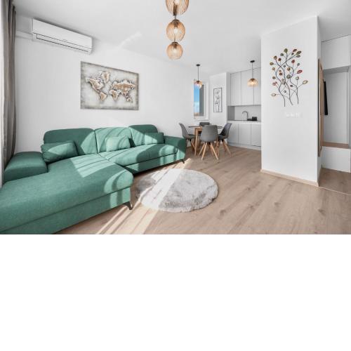 Sunny, Brand New, Luxury Apartment