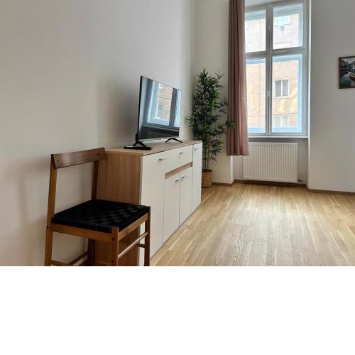 Sunny & Calm Long Term Apartment - Free Parking
