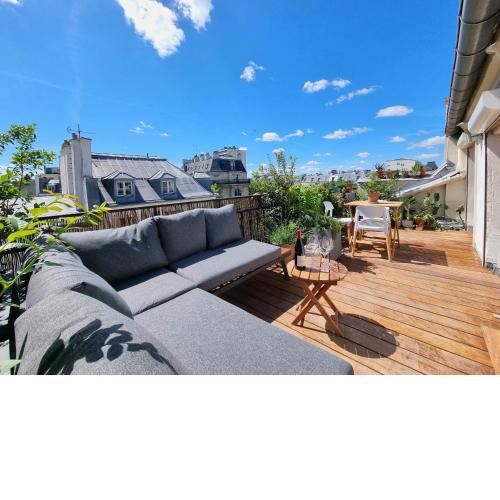 Sunny Terrace in Modern Flat with AC