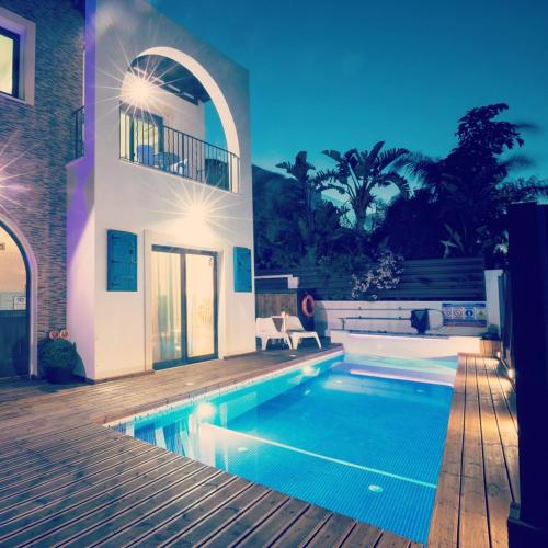 SunnyVillas: 4BR Villa☆Private Pool + Jacuzzi - Villa Amelie