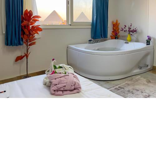 SUNRISE jacuzzi & PYRAMIDWS view