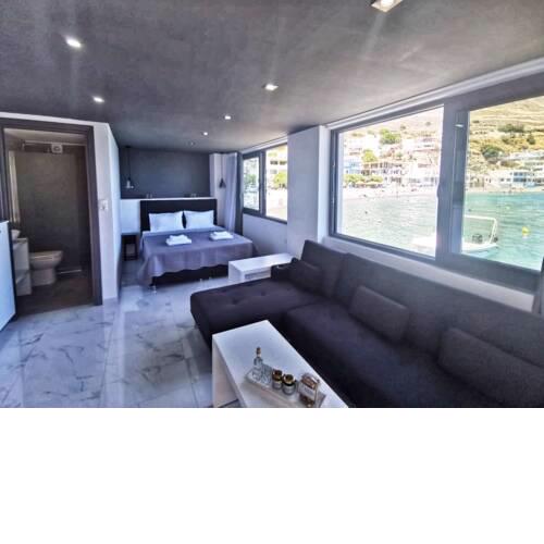 Sunrise Luxury Seaside Apartment