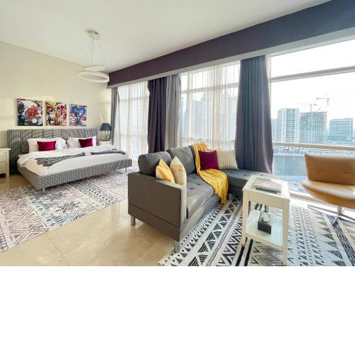 Super Spacious Studio in the Heart of Business - Very Rare