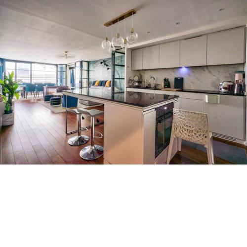 Superb 2 bed in the center 11th district