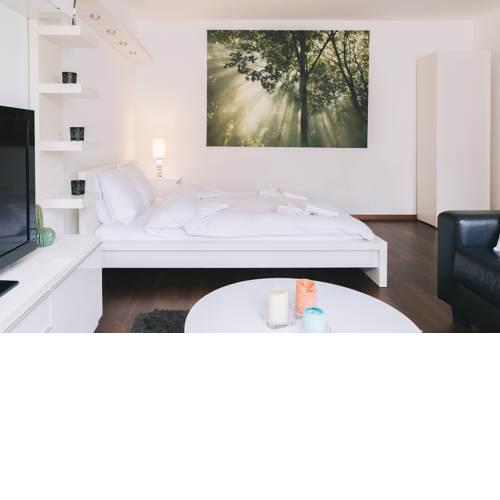 Superb Bright Apartment with POCKET WIFI !!