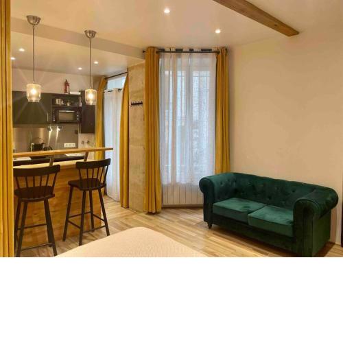 Superbe Studio Montmartre, rue des Abbesses