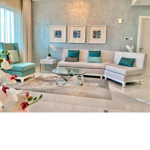 SuperHost - High-rise Chic Apt With Incredible Skyline Views