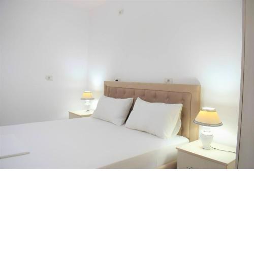 Sweet Paradise: 1-Bedroom Apartment Steps from the City Center