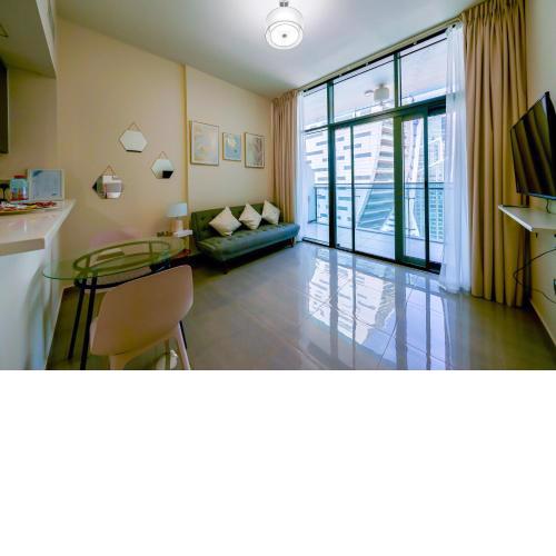 Tanin - Apartment Amidst Lively Area With Pool and Balcony