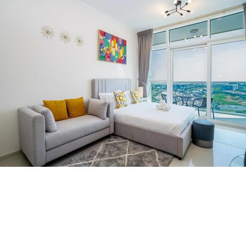 Tanin - Stunning Dubai Skyline View From this Sleek Studio