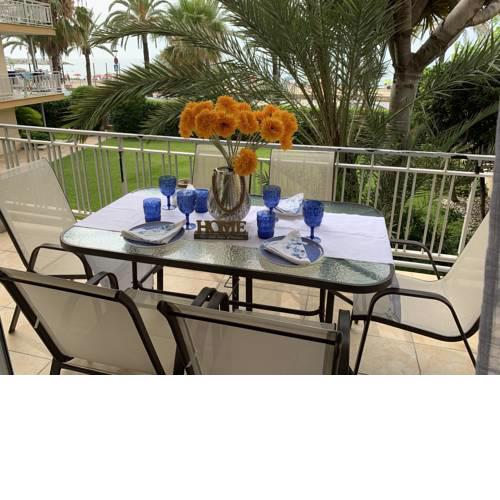 T&H Las Palmeras Family Apartment