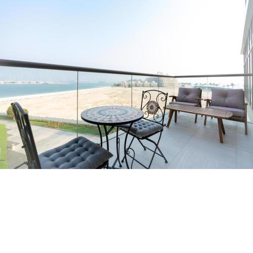 The 8 Palm 1BR: Ocean Views & Sophisticated Living