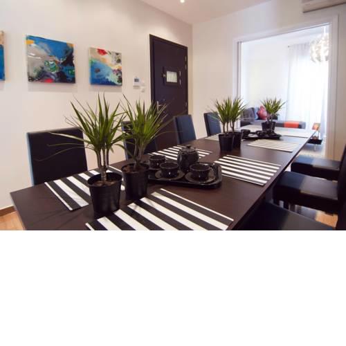 The ABSOLUTE central apartment for 9 prs. SYNTAGMA KOLONAKI. Metro 2 min
