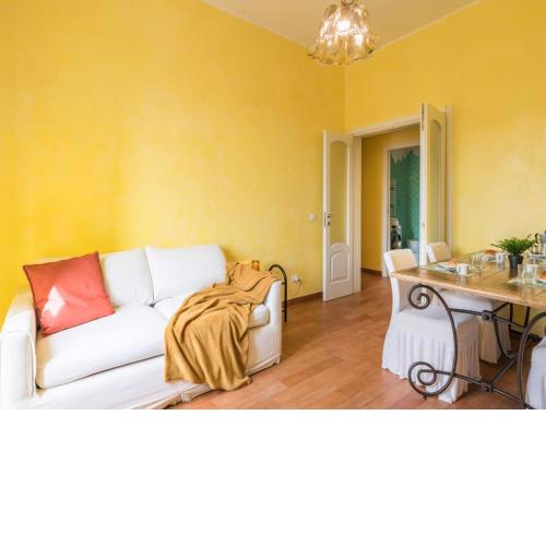 The Best Rent - Colourful two-bedroom apartment near Termini Station