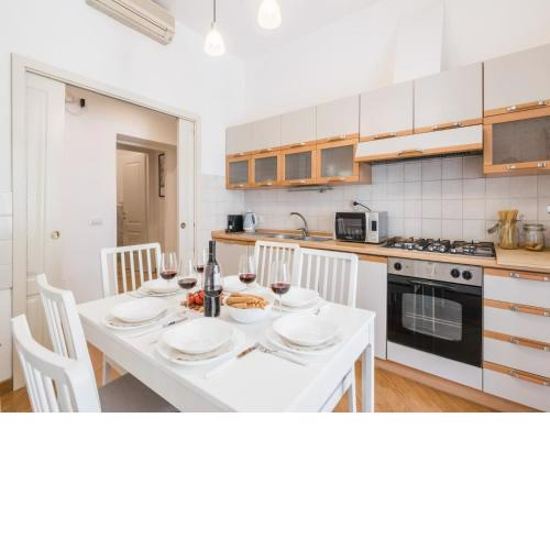The Best Rent - Spacious three-bedroom apartment near the Colosseum