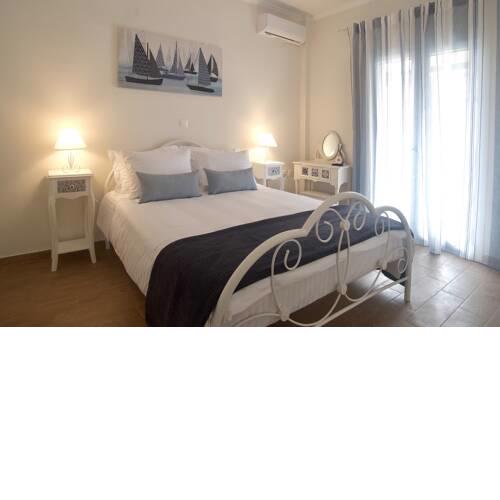 The Bluehouse - Spacious top floor flat with parking, by Mon Repos beach