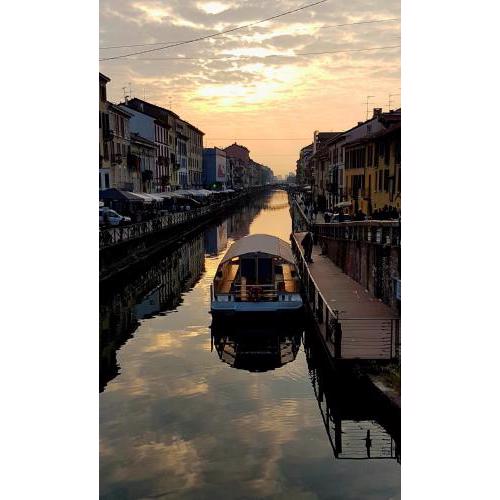 The Boheme Navigli - Quiet & comfy vintage Junior Suite with cozy balcony - 5th attic floor lift to 4th floor - metro' verde -green subway Porta Genova