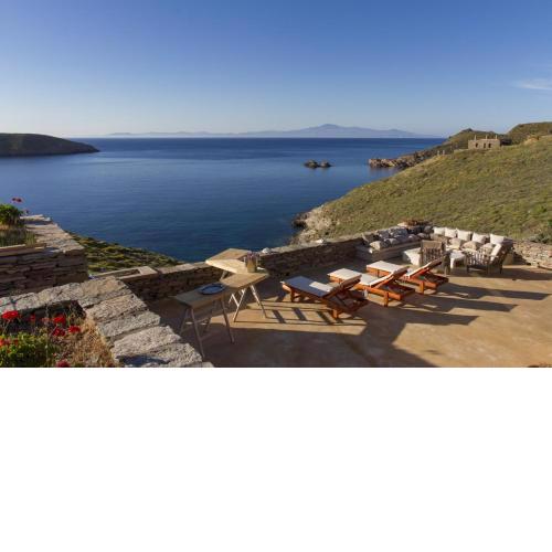 The Charming Waterfront Retreat, with direct access to the sea, ideal for large families, or a group of friends