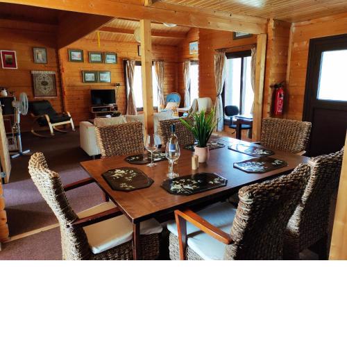 The Cosy Mountain Cabin with Stunning Views in Kardama Forest
