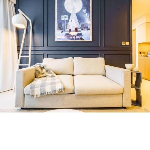 The Downtown Dazzler: 1 BHK Amidst Dubai's Wonders