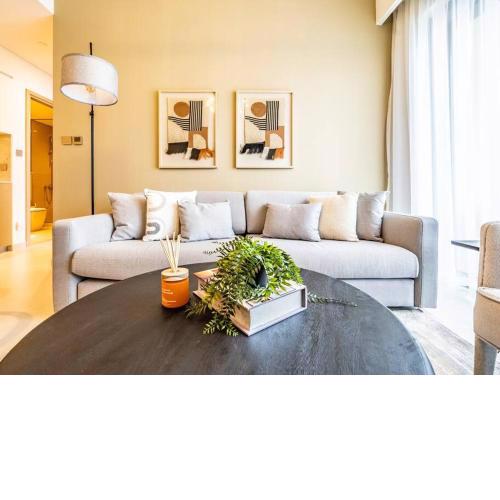 The Downtown Dreamer: A Trendy 1BR near Dubai Mall