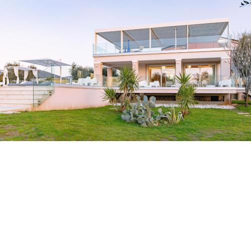 The entrance to the villa is on the ground floor and invites us directly into the large living area