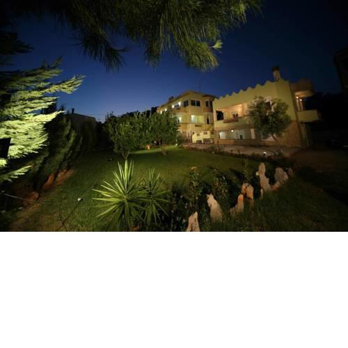 The garden near the beach/Jacuzzi/BBQ