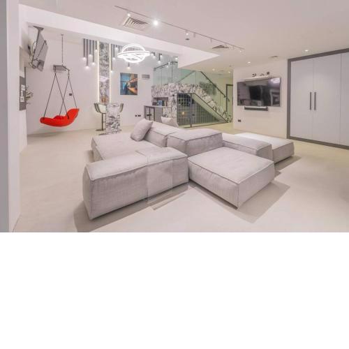 The Grayciousness Luxury Tech Home Dubai Marina Cayan Tower