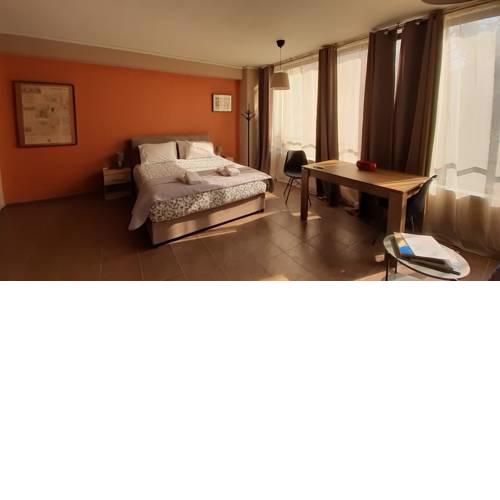 The Heart of Athens, Leoni's Apartment, Syntagma