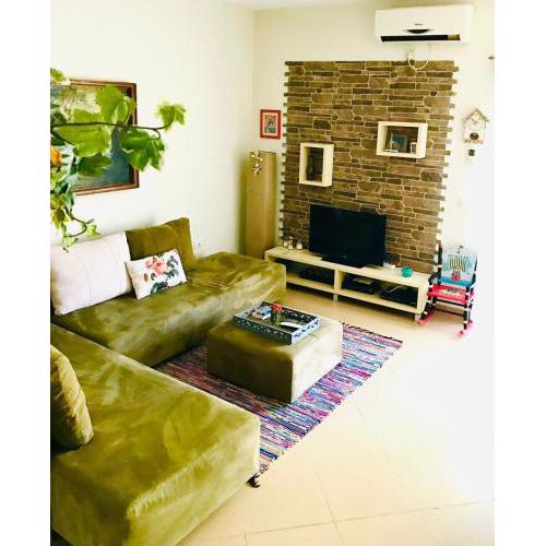 The Place Apartments, Qerret