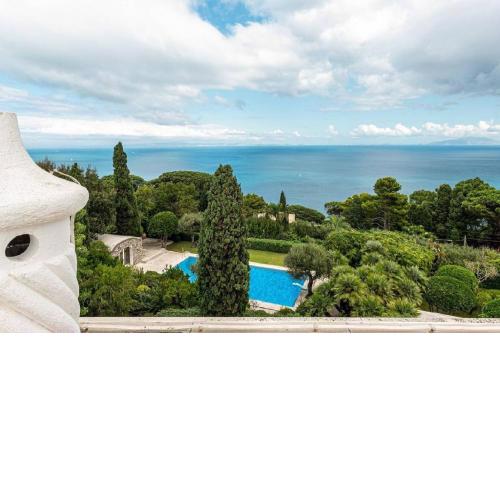 The property is located in one of the most suggestive place of Capri