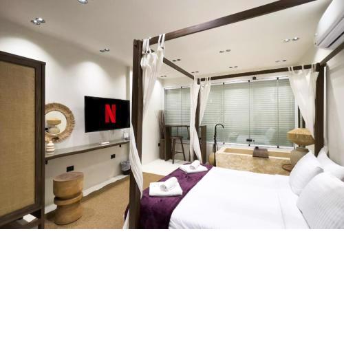 The Pyramids Horizon Studio w Bathtub