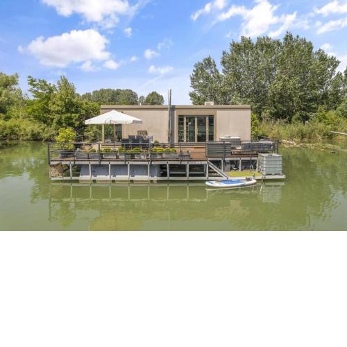 THE ROOT your charming floating home