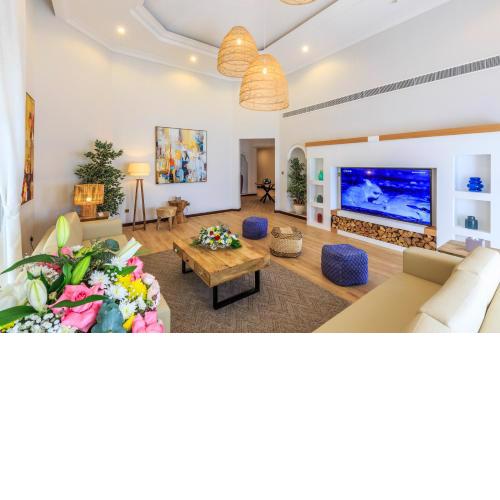 The S Holiday Homes - Stunning 5 Bedrooms Villa at the Palm Jumeirah with Private Beach and Pool